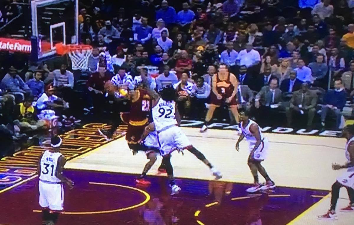 lebron dunks on raptors center