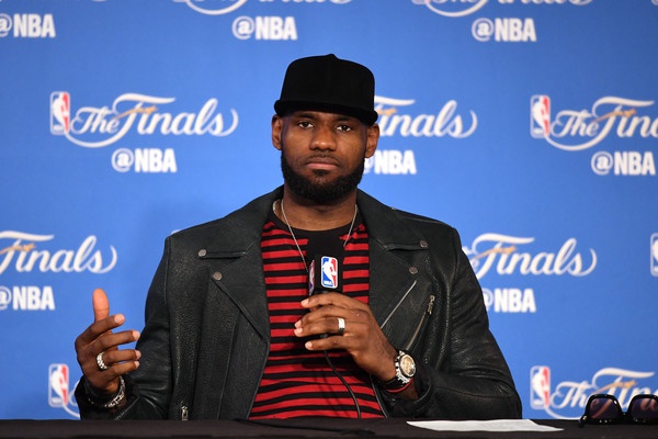 Cavs news: LeBron James calling Donald Trump a bum tweet has been his most retweeted