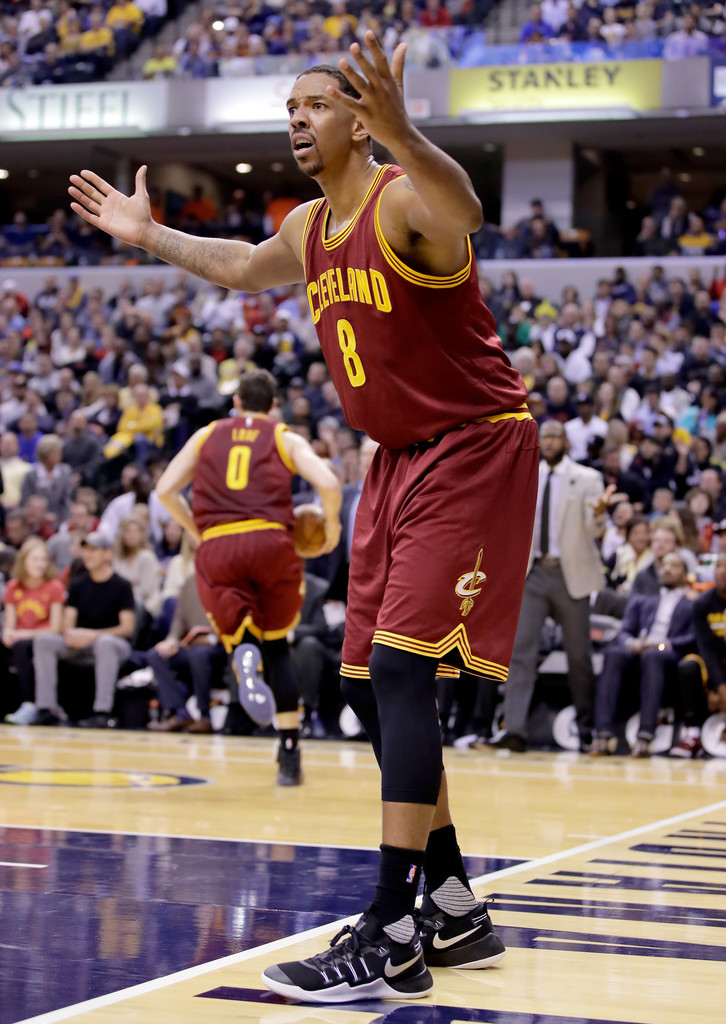 Channing Frye flips off Jose Calderon on plane to Philadelphia