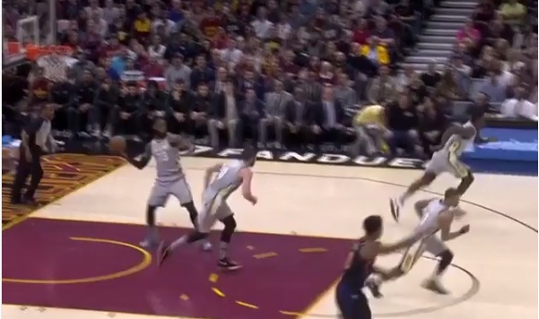 Video: LeBron James throws insane touchdown pass to Jose Calderon