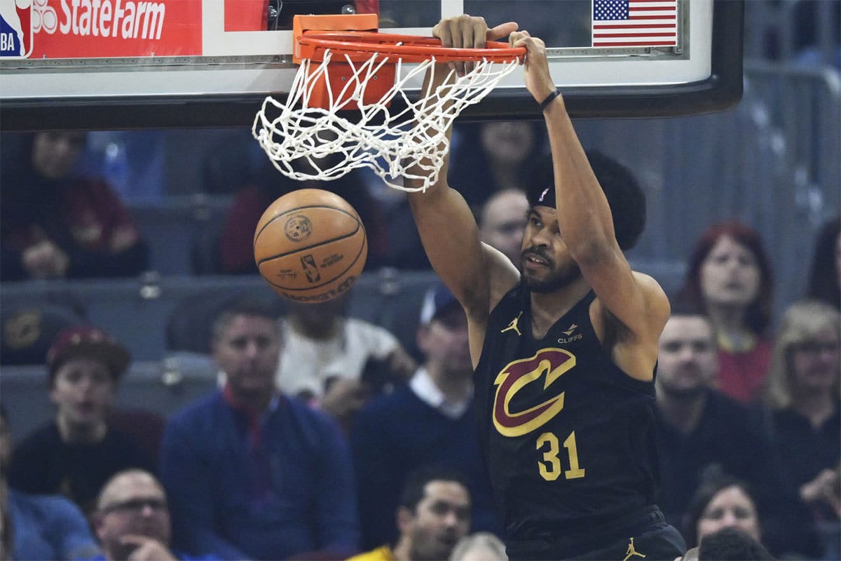 Cleveland Cavaliers center Jarrett Allen (31) dunks in the first quarter against the Miami Heat at Rocket Mortgage Field House.