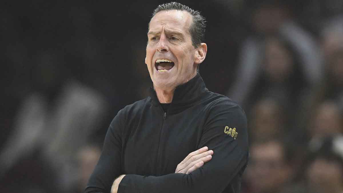 Cavaliers head coach Kenny Atkinson reacts in the first quarter against the Chicago Bulls at Rocket Mortgage FieldHouse