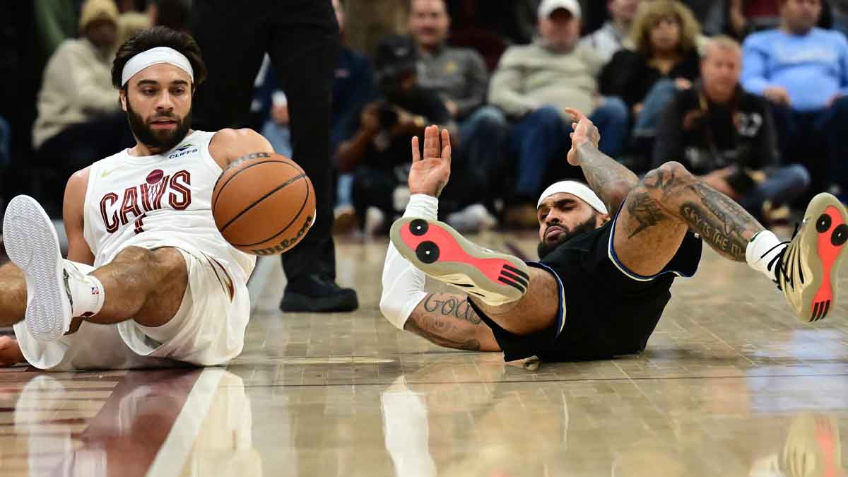 Cavs guard Max Strus fights for loose ball