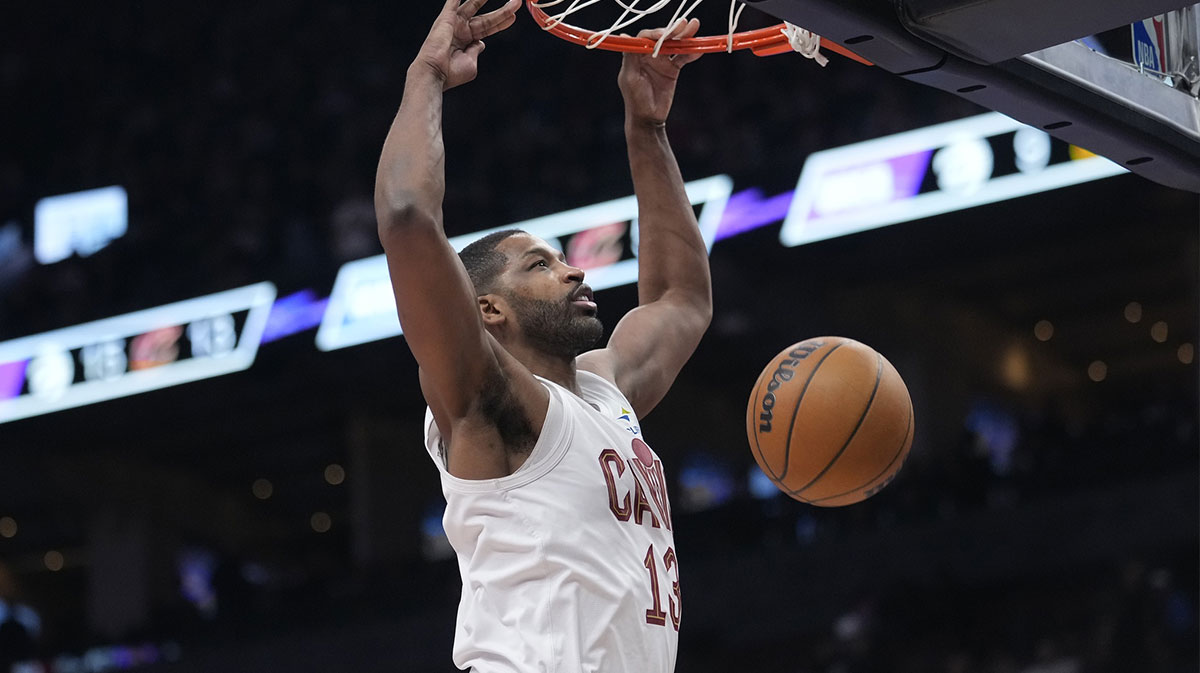 The Cavaliers Center Tristan Thompson (13) immersed the ball against Toronto Raptors in the second half in SCTIABANK ARENA