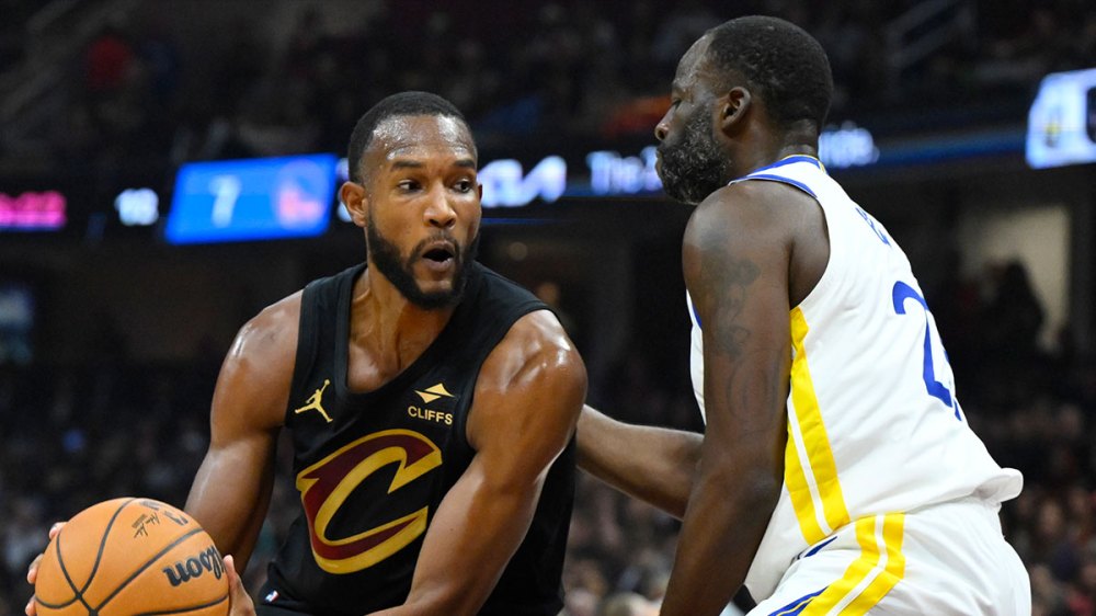 Cavs All-Star Evan Mobley next to Warriors veteran Draymond Green