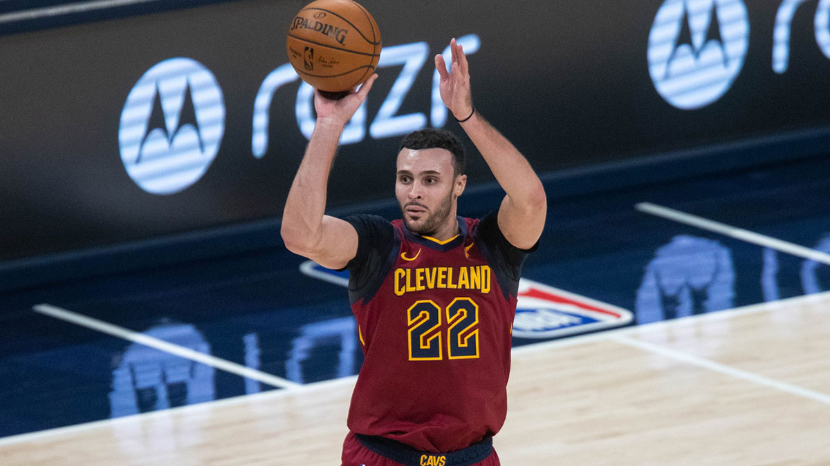 Cavs forward Larry Nance Jr. (22) shoots the ball