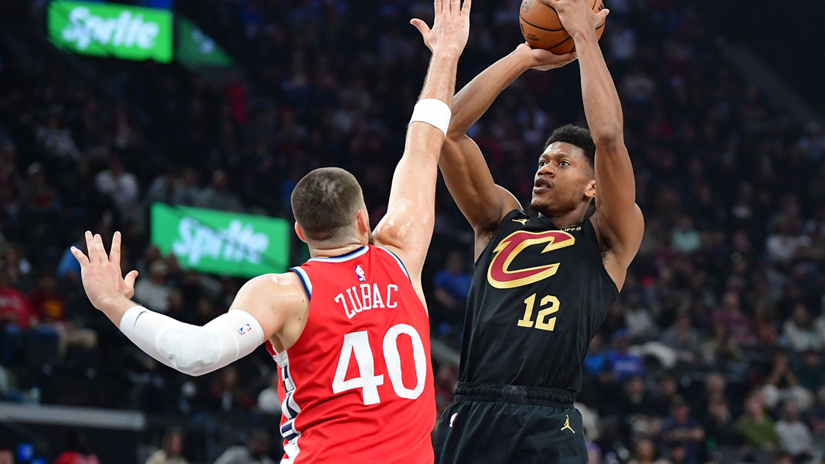  Cavaliers forward De’Andre Hunter (12) shoots against Los Angeles Clippers center Ivica Zubac (40) during the first half at Intuit Dome