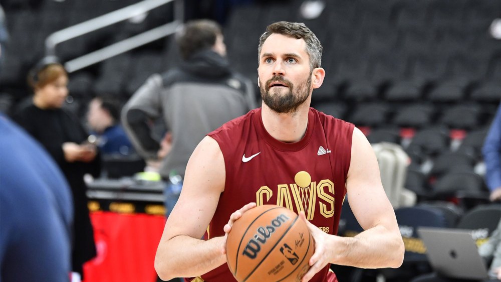 Cavaliers forward Kevin Love (0) warms up before the game between the Washington Wizards and the Cleveland Cavaliers at Capital One Arena