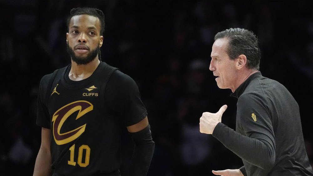 Cavaliers head coach Kenny Atkinson directs guard Darius Garland (10) and the team as they play the Minnesota Timberwolves in the fourth quarter at Target Center with Lou Williams in the background