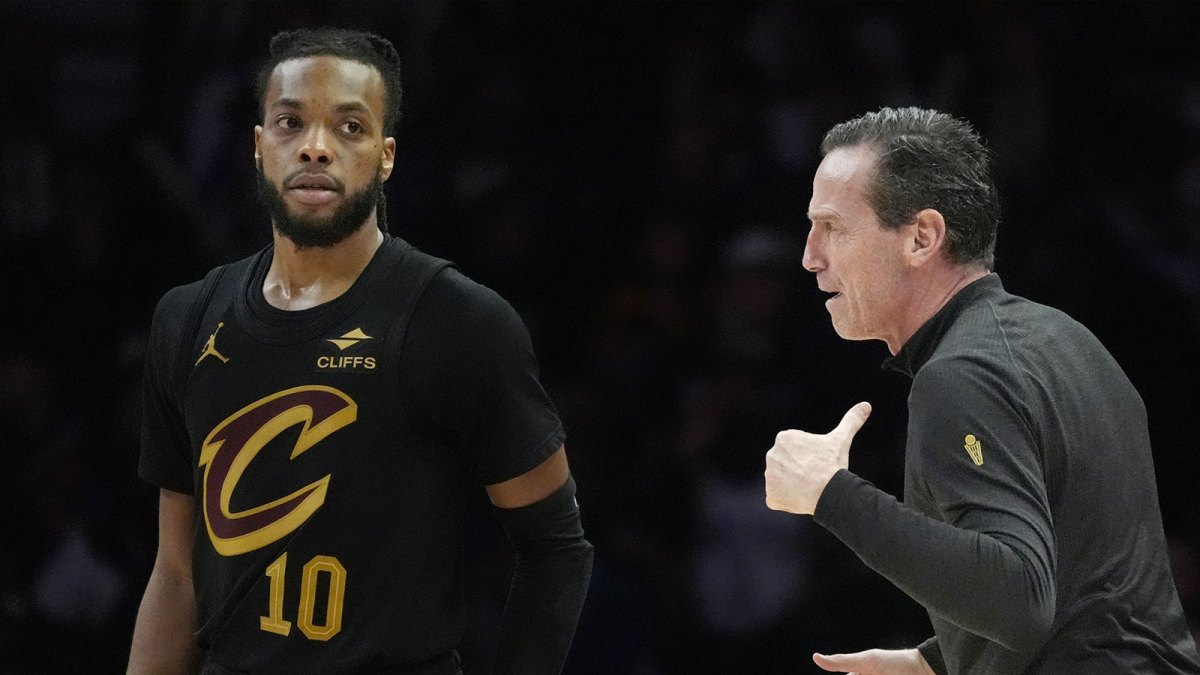 Cavaliers head coach Kenny Atkinson directs guard Darius Garland (10) and the team as they play the Minnesota Timberwolves in the fourth quarter at Target Center with Lou Williams in the background