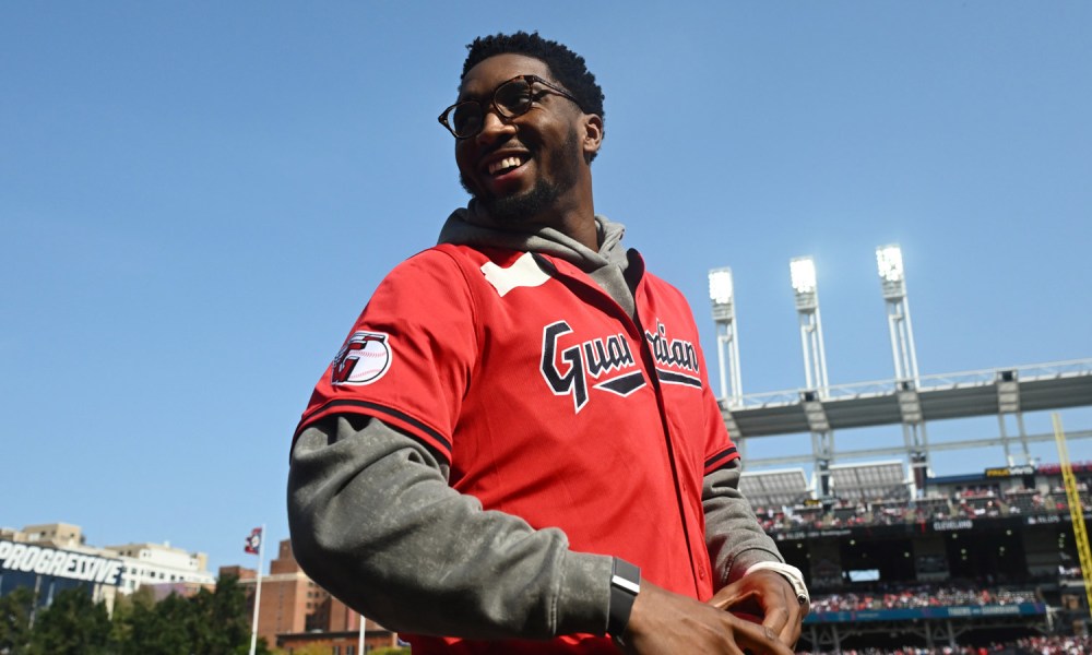 Claviers Donovan Mitchell before the game between the Detroit Tigers and the Cleveland Guardians during game five of the ALDS for the 2024 MLB Playoffs at Progressive Field with Guardians' Jose Ramirez in the background