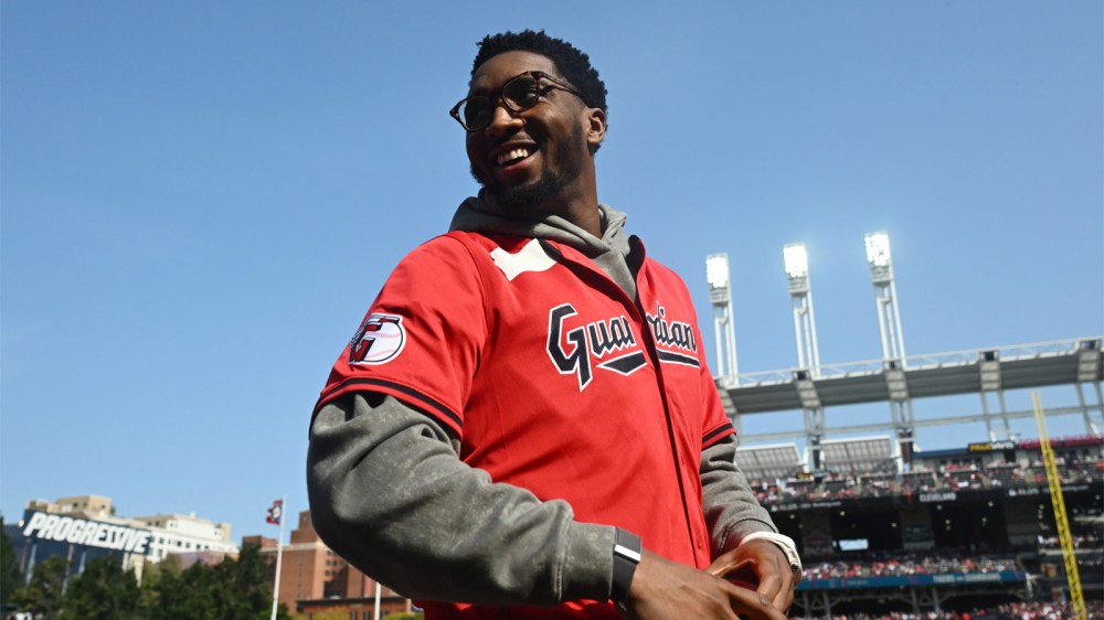 Claviers Donovan Mitchell before the game between the Detroit Tigers and the Cleveland Guardians during game five of the ALDS for the 2024 MLB Playoffs at Progressive Field with Guardians' Jose Ramirez in the background