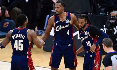 Cavs center Evan Mobley (4) congratulates