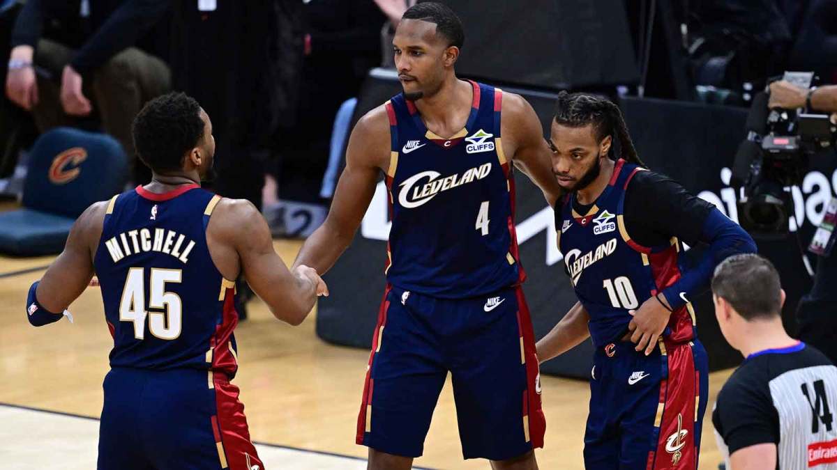 Cavs center Evan Mobley (4) congratulates