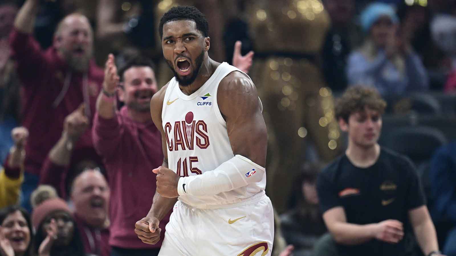 Cavs’ Donovan Mitchell connects with Evan Mobley for insane half-court lob