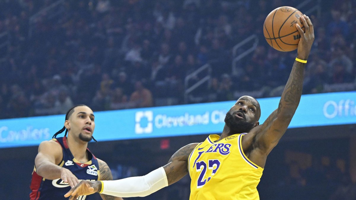Los Angeles Lakers forward LeBron James (23) catches a pass beside Cleveland Cavaliers guard Jaylon Tyson (20) in the first quarter at Rocket Arena.