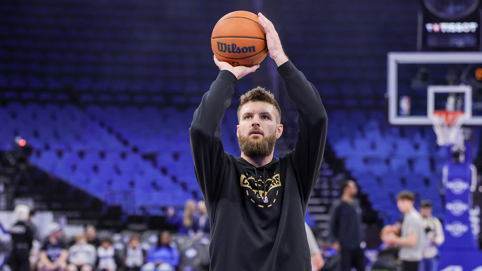 Cleveland Cavaliers forward Dean Wade (32) warms up before the game against the Orlando Magic at Kia Center.