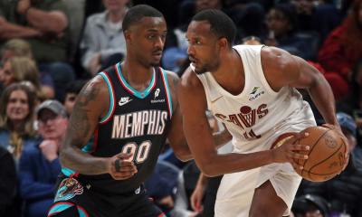 Cavs center Evan Mobley (4) handles the ball