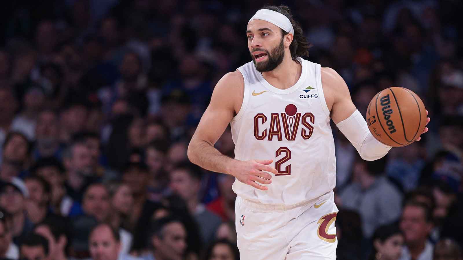 Cavs’ Max Strus recreates iconic LeBron James meme amid free agency drama