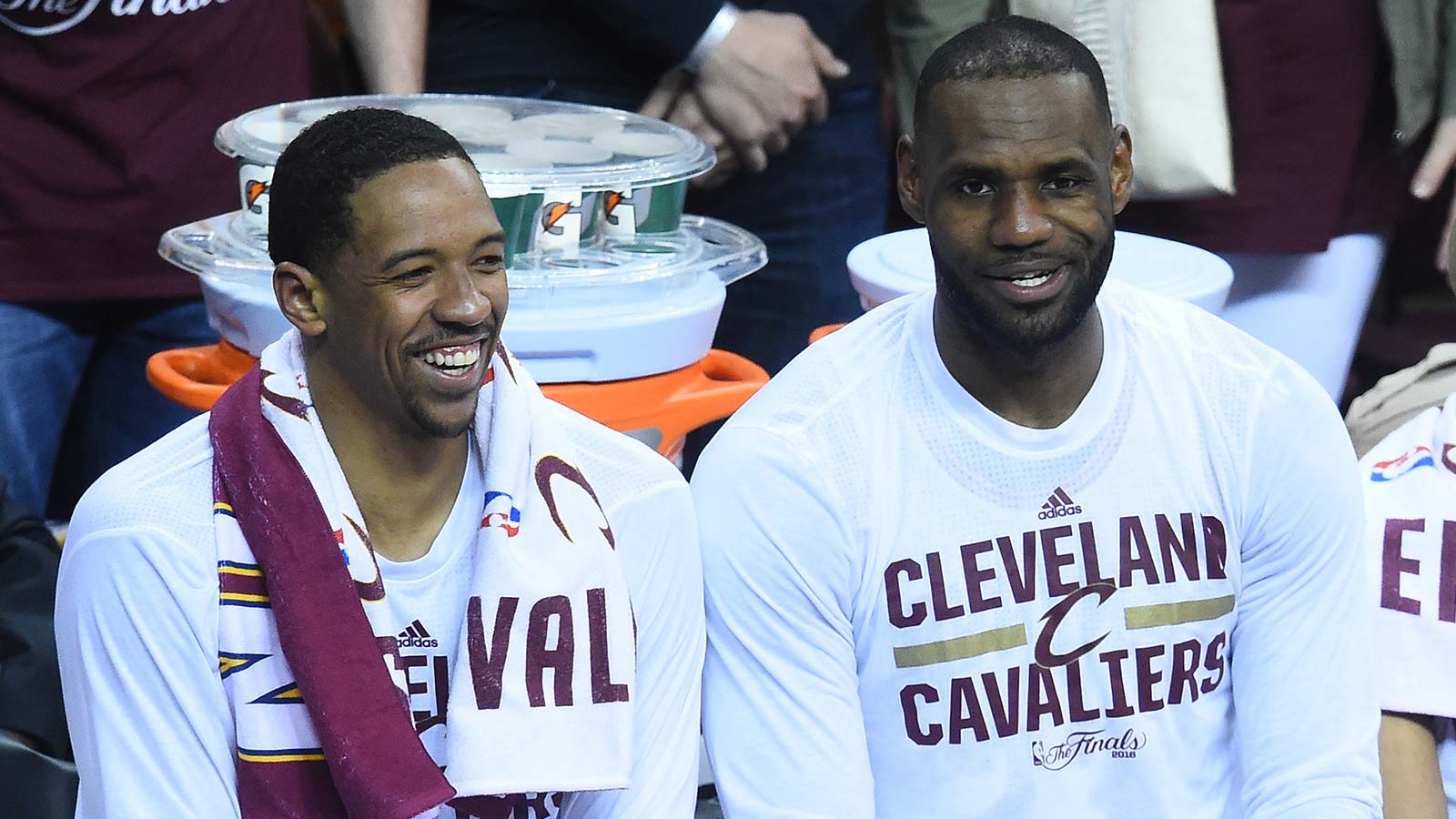 LeBron James, Channing Frye hilarious argument on golf course goes viral