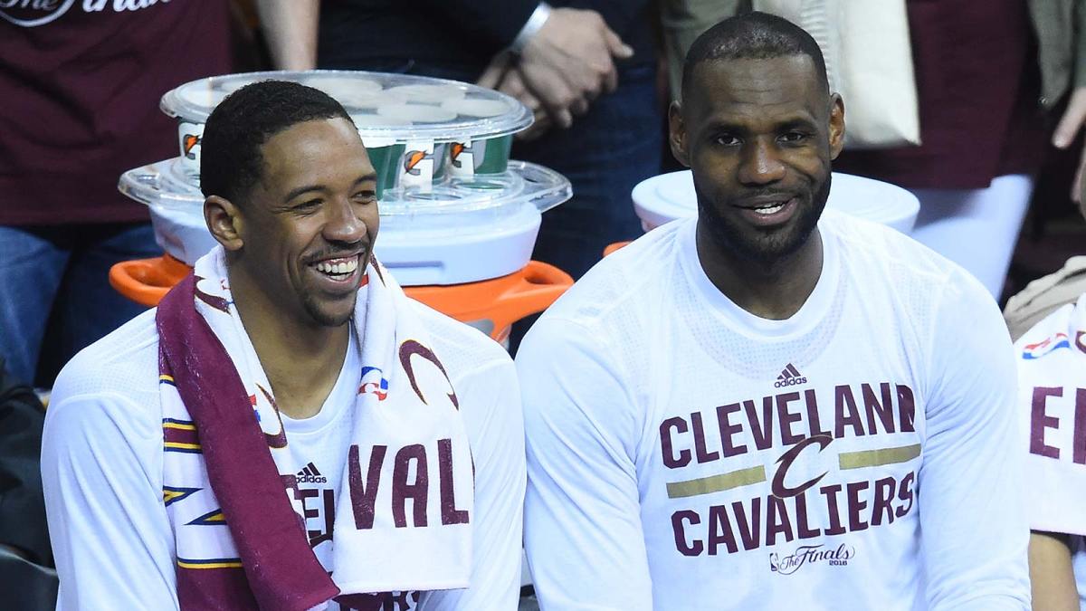 LeBron James and Channing Frye having a light moment