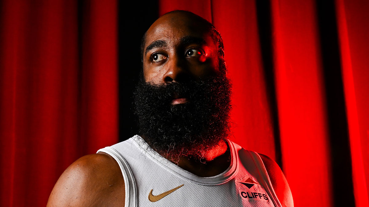 Cavs’ Jaylon Tyson poses as reporter to ask James Harden a question
